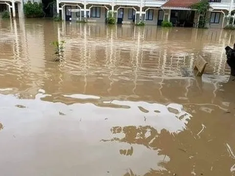 Sơn La: Sập cầu treo, lũ cuốn trôi người, trường “biến” thành sông