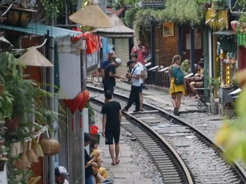 Ga Hà Nội "di dời": Số phận tuyến đường sắt xuyên nội đô thu hút khách du lịch ra sao?