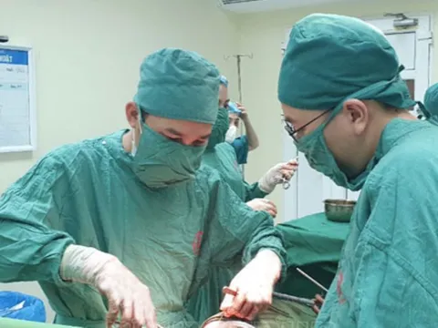 Đau lưng, sút cân nghiêm trọng đi khám phát hiện bị ung thư