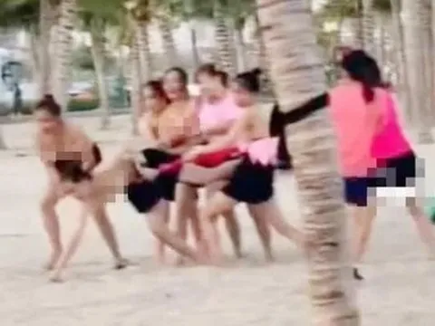 Công an xác minh clip nhóm du khách nữ cởi áo trên bãi biển Hạ Long