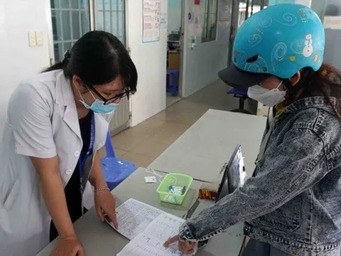 Vắc xin không có ở trạm y tế vì nằm trong kho do vướng thủ tục