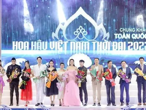 Sự thật vụ Hoa hậu Ngọc Hân ngồi ghế nhựa chấm thi Hoa hậu