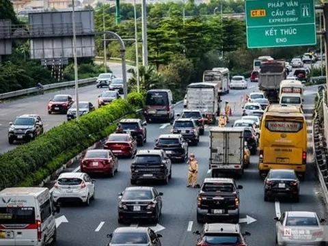 Gần 1.100 lái xe bị xử phạt do đi vào làn khẩn cấp cao tốc