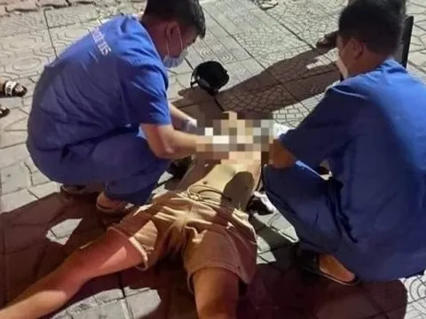 Hé lộ nguyên nhân nam thanh niên bị đâm gục trên phố, bạn gái bị bắt lên taxi