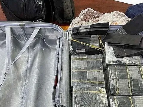 Phát hiện 1 triệu USD bị nhuộm đen ở sân bay Tân Sơn Nhất