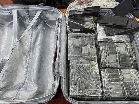 Phát hiện 1 triệu USD được phủ đen bằng hóa chất ở sân bay Tân Sơn Nhất