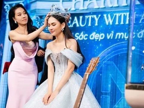 Hoa hậu Mai Phương được nhà hảo tâm giấu mặt tặng vương miện