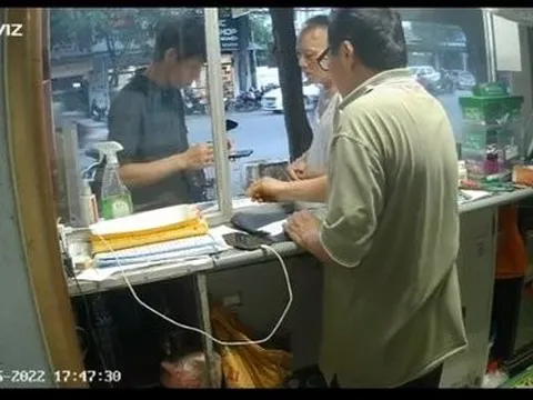 Clip: Cụ ông đuổi theo nam thanh niên vì mua thẻ cào không trả tiền