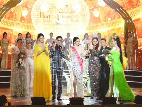 Nữ doanh nhân Khương Phương Anh đăng quang Hoa hậu Thương hiệu Việt Nam 2022