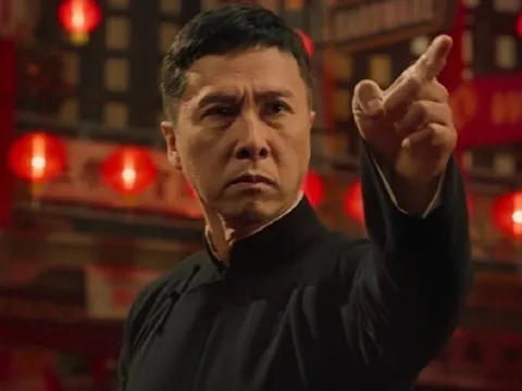 Ngôi sao võ thuật Chân Tử Đan gây tranh cãi vì dùng giá đỡ bế người đẹp