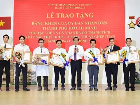 Khen thưởng ê kíp y bác sĩ hồi sinh sự sống cho cậu bé 15 tuổi