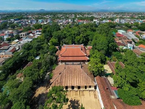 Cận cảnh “thần đèn' dịch chuyển chính điện nghìn tấn ở Huế