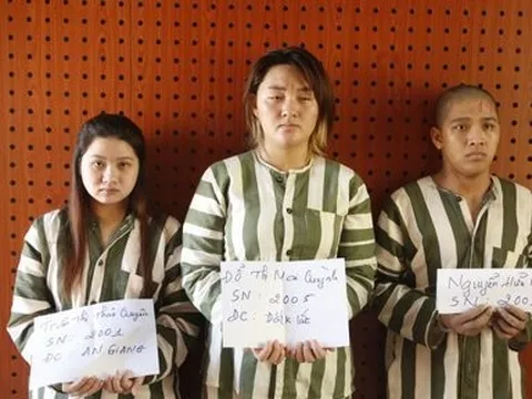 Bắt nhóm người đưa bé gái 14 tuổi vào tiệm massage, ép viết giấy nợ