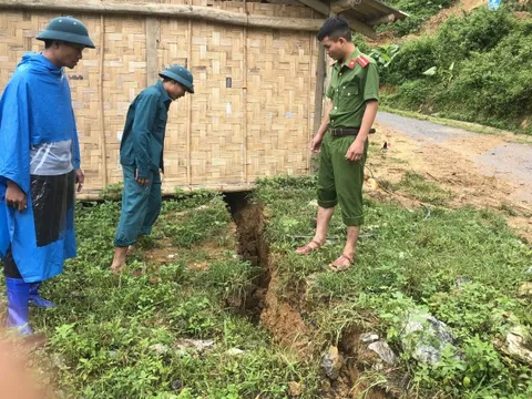 Vết nứt "khổng lồ" chạy xuyên qua bản miền núi, 40 hộ dân phải di dời