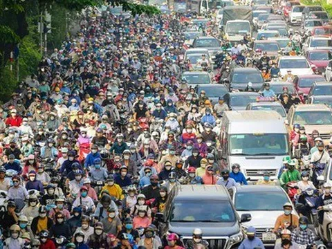 Vã mồ hôi qua đường Nguyễn Trãi sau 1 tháng thí điểm tách làn ôtô, xe máy
