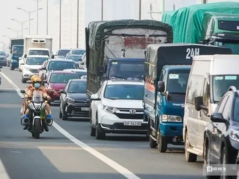 Hà Nội: CSGT dùng xe mô tô đặc chủng "gỡ" ùn tắc Vành đai 3 trên cao