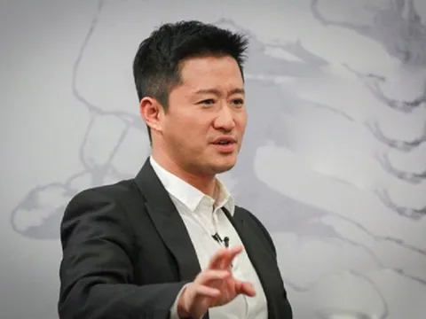 Ngô Kinh bị chấn thương đầu gối nghiêm trọng, phải chống nạng để đi lại