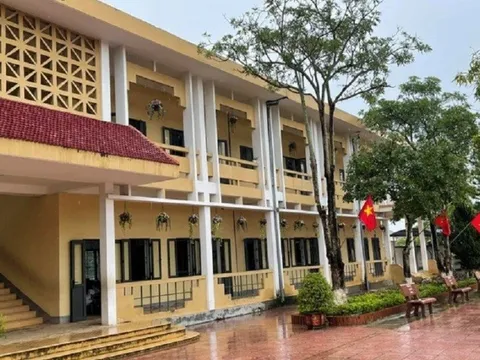 Một học sinh lớp 3 nguy kịch vì ngã từ tầng 2 trường học xuống đất