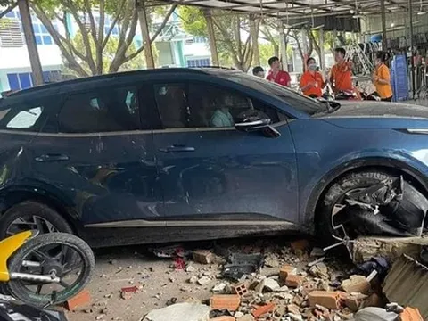 TP.HCM: Ô tô lùi tông thủng tường, lùa nhiều xe máy, 1 người bị thương