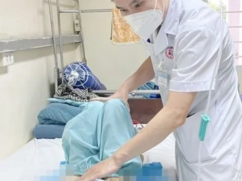 Bé trai 11 tuổi thủng trực tràng vì trò đùa của bạn học