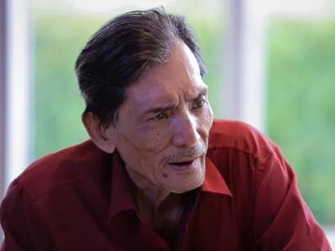 Nghệ sĩ Thương Tín xuất hiện ở quán ăn bình dân với vẻ ngoài tiều tụy