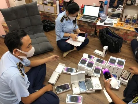 Phát hiện người đàn ông mang vali chứa 42 iPhone 14 nghi nhập lậu