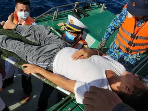 Đưa ngư dân bị bệnh từ đảo Sơn Ca về đất liền điều trị kịp thời