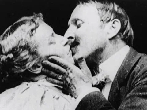 Số phận của bộ phim đầu tiên có cảnh hôn môi