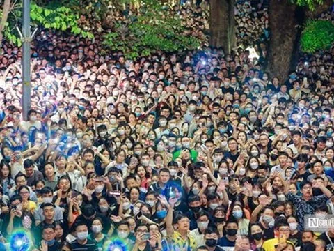 "Biển người" tới xem live show Góc ban công của Tuấn Hưng