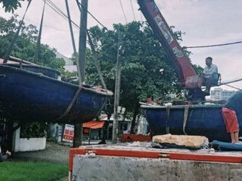 Người dân miền Trung kéo thuyền, chằng chống nhà cửa chống bão Noru