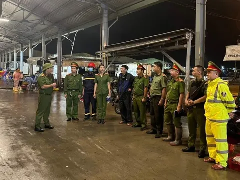 Công an Đà Nẵng xuyên đêm giúp dân phòng chống bão số 4