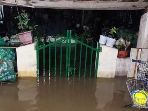 Phú Yên: Nhà chìm trong biển nước, dân hối hả chạy đồ sau cơn mưa xối xả