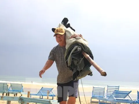 Người dân Đà Nẵng thu dọn hàng quán, hối hả xếp dù trên bãi biển chạy bão