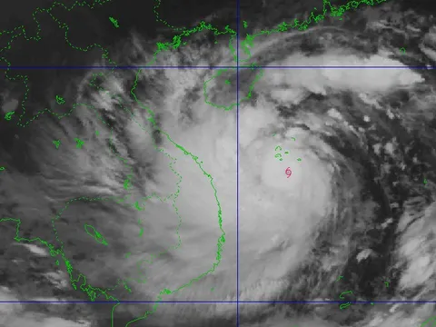 Bão Noru mạnh nhất trong 20 năm qua, có thể tiếp tục tăng cấp