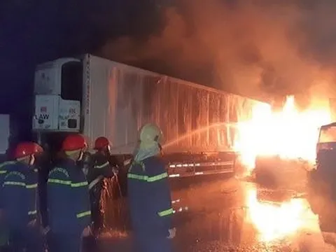 Cháy 3 xe container kèm theo nhiều tiếng nổ lớn