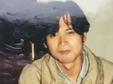 Hình ảnh hiếm của nhà báo Long Vũ thời bổ luống hai mái