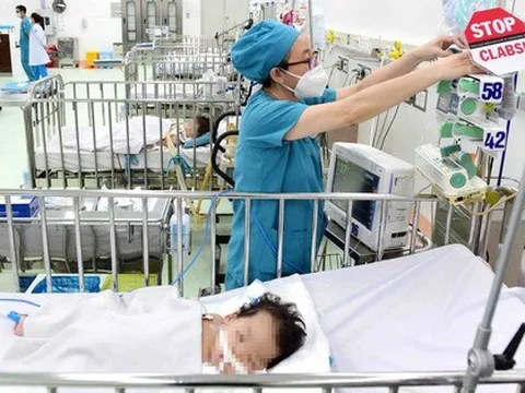 Điều dưỡng thâm niên 10 năm lương 5,7 triệu đồng, làm sao nuôi con?