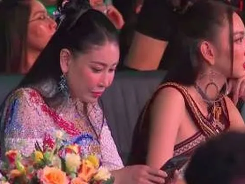 Hà Kiều Anh phản hồi việc bấm điện thoại khi chấm thi Hoa hậu Hòa bình