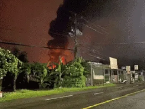 CLIP: Điều tra vụ cháy rụi 3 xe container trong đêm