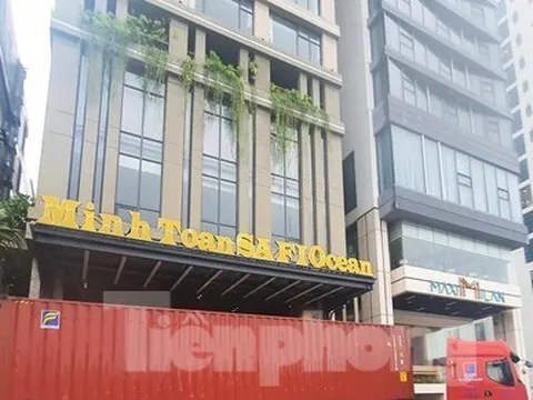 Sóng lớn 'liếm' sát bờ biển Đà Nẵng, khách sạn thuê loạt container chắn bão