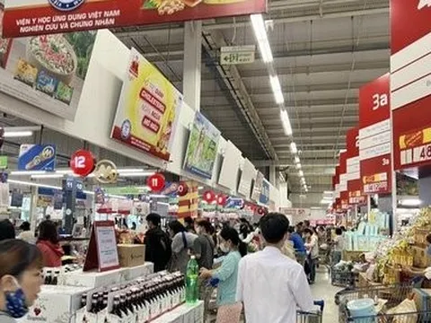 Tp.Đà Nẵng: Người dân đi mua hàng hóa dự trữ trước giờ dừng họp chợ