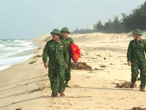 Thời tiết trên biển diễn biến xấu, tạm dừng tìm kiếm ngư dân mất tích