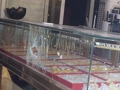 Bình Dương: Đi xe máy xông vào đập tủ kính tiệm vàng để cướp