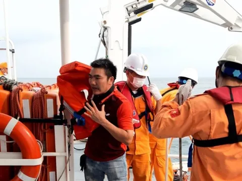 TUYỆT VỜI: Vượt sóng gió cứu sống 14 thuyền viên gặp nạn 'trước mũi' bão NORU