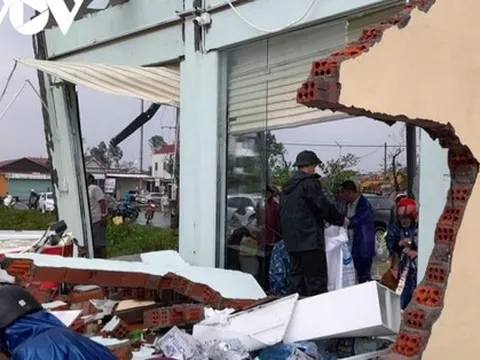 Trực tiếp: Nhiều nơi bắt đầu mưa to, nhà cửa tốc mái, cây xanh gãy đổ