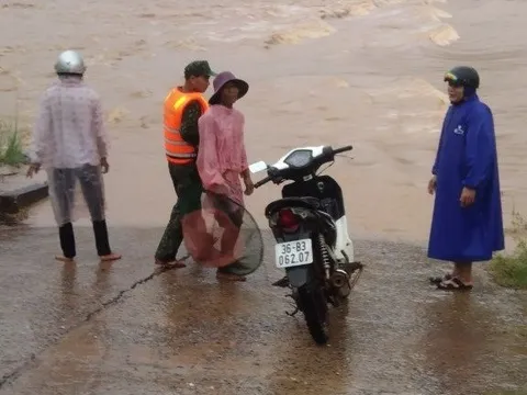 Chùm ảnh: Mực nước sông, suối ở Quảng Trị dâng cao, nguy cơ chia cắt nhiều vùng