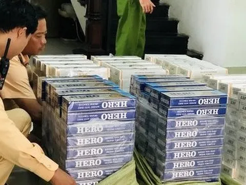 2 đối tượng chở thuốc lá lậu tung cửa bỏ chạy khi CSGT truy đuổi