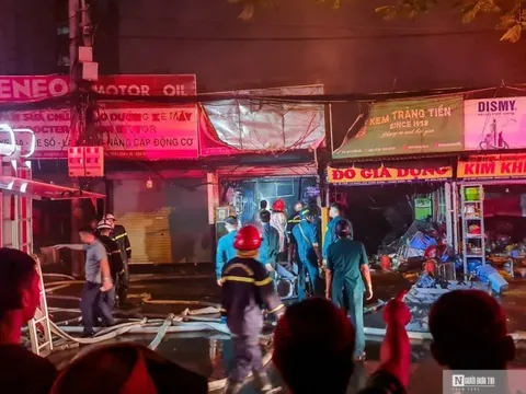 Hà Nội: Cháy lớn 3 nhà dân trên phố Nhân Hòa