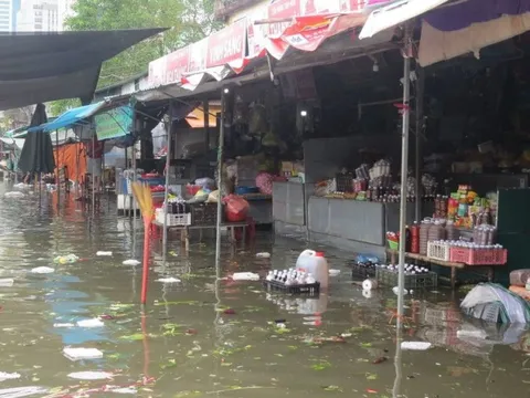 Chợ Vinh ngập sâu sau mưa lớn, tiêu thương trắng đêm chuyển hàng