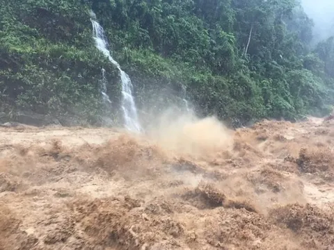 TIN CUỐI CÙNG VỀ BÃO SỐ 4; CẢNH BÁO MƯA LỚN, NGUY CƠ LŨ QUÉT, SẠT LỞ ĐẤT TẠI 60 HUYỆN THỊ THUỘC 10 TỈNH THÀNH